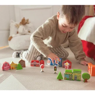 Drevená budova a sada figúrok Mesto