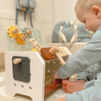 Drevená dielňa malého kutila s náradím