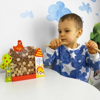 Drevená hra s padajúcim kuraťom