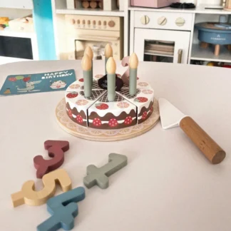 Drevená narodeninová torta s repíkovými sviečkami