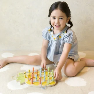 Drevené navliekacie kolíky v tvare ananásu, 21 ks.