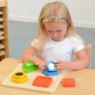 Drevený Montessori triedič povrchovej textúry materiálu podľa tvaru