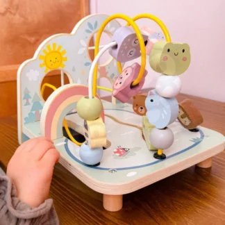 Drevený motorový okruh v lesnom bludisku