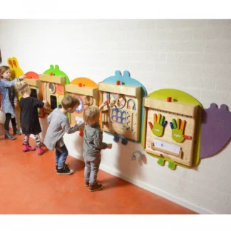 Flexibilný nástenný montážny systém pre 5 vzdelávacích tabúľ - Caterpillar