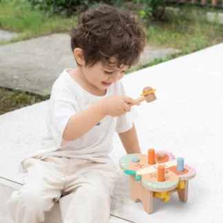 Montessori pastelové kladivo s motýľom