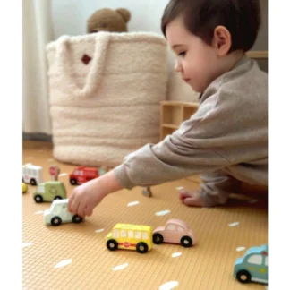 Sada drevených vozidiel a dopravných značiek